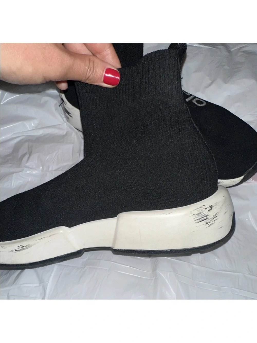 ALO Velocity Knit Women’s Sneaker Black/White Knit Rubber Sole. Size 8.